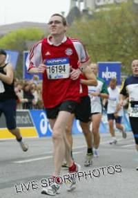 auf der Zielgeraden beim Hamburg Marathon 2004